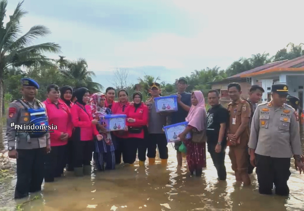 Kapolres Pelalawan dan Bhayangkari Salurkan Bantuan untuk Korban Banjir di Pangkalan Kerinci
