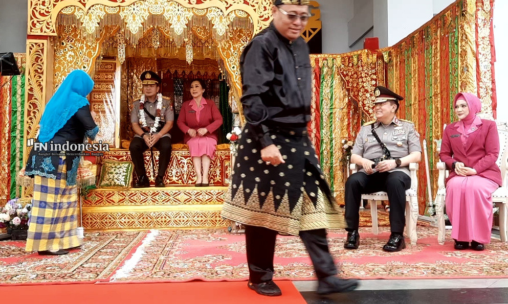 Kapolda Riau Berganti, Irjen Pol Herry Heryawan Disambut dengan Tepuk Tepung Tawar