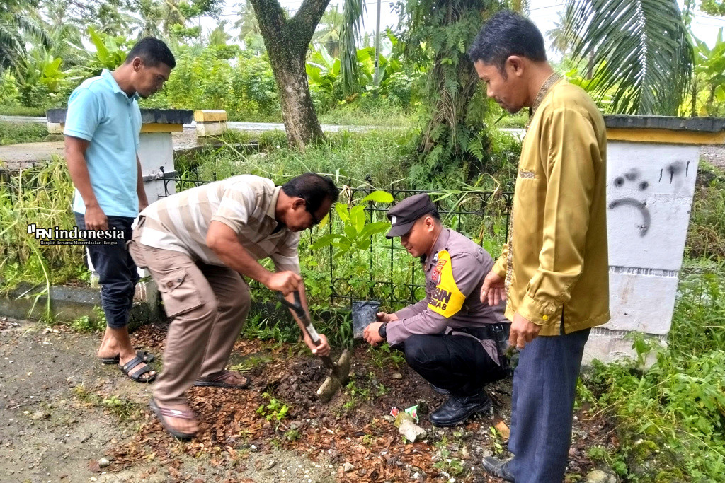 Hijaukan Bumi, Polsek Batu Hampar Tanam Pohon Matoa Bersama Warga Desa Sungai Sialang Hulu