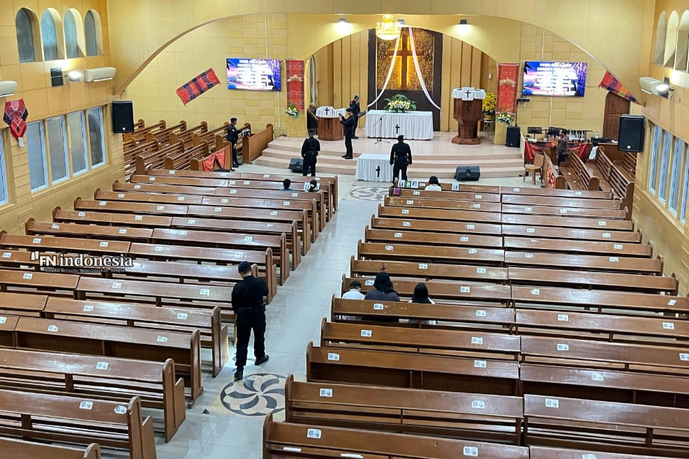 Perayaan Paskah, Satuan Brimob Polda Riau Lakukan Sterilisasi di Gereja HKBP Sukajadi Pekanbaru