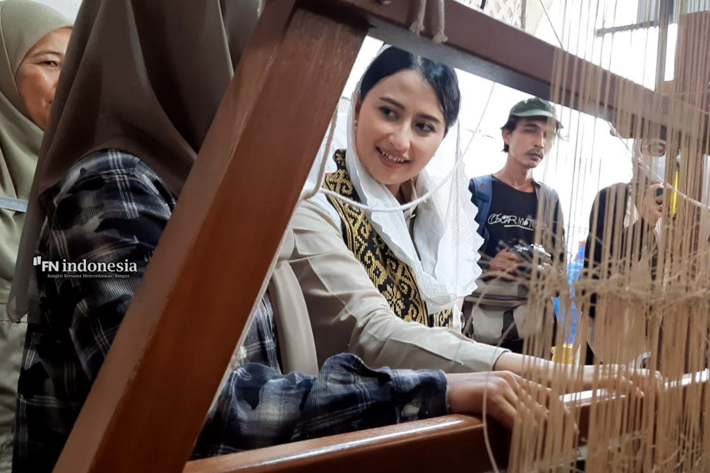 Wamendag Dyah Roro Esti Dorong UMKM Rumah Tenun Wan Fitri Tembus Pasar Global