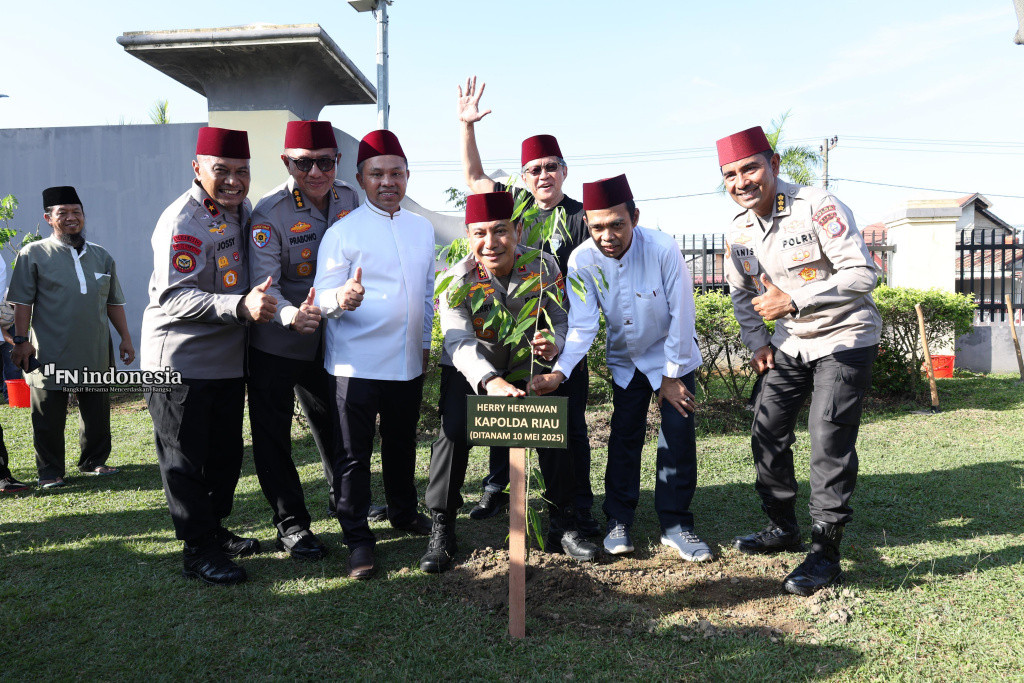 Sinergi Hijau, Kapolda Riau Gandeng UAS dan Rocky Gerung Tanam Pohon untuk Lingkungan