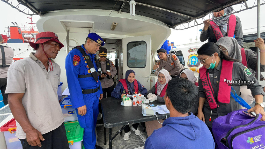 Peringati Hari Bhayangkara ke-79, Polres Dumai Sapa Warga Pesisir Lewat Layanan Kesehatan di Atas Kapal