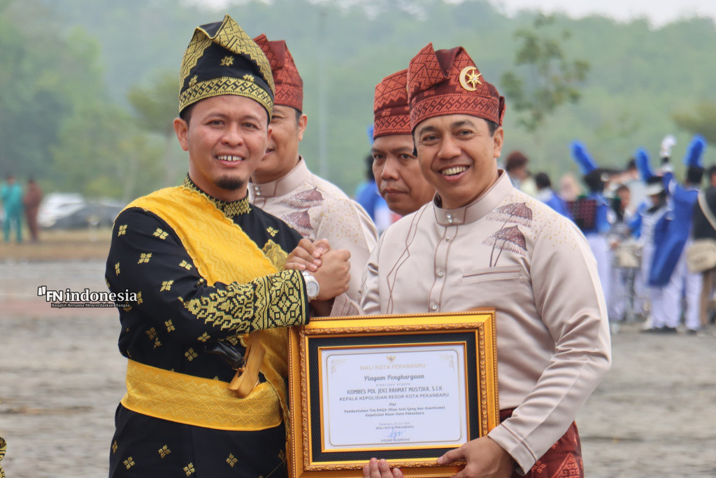 Kapolresta Diganjar Penghargaan oleh Walikota Pekanbaru atas Pembentukan Tim RAGA dan Aksi Bersih Pungli