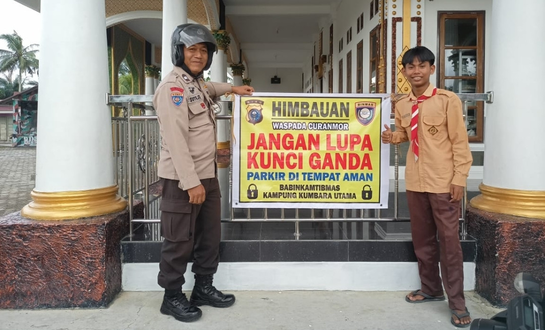 Bhabinkamtibmas Kampung Kumbara Utama Pasang Baliho Himbauan Parkir Gunakan Kunci Ganda