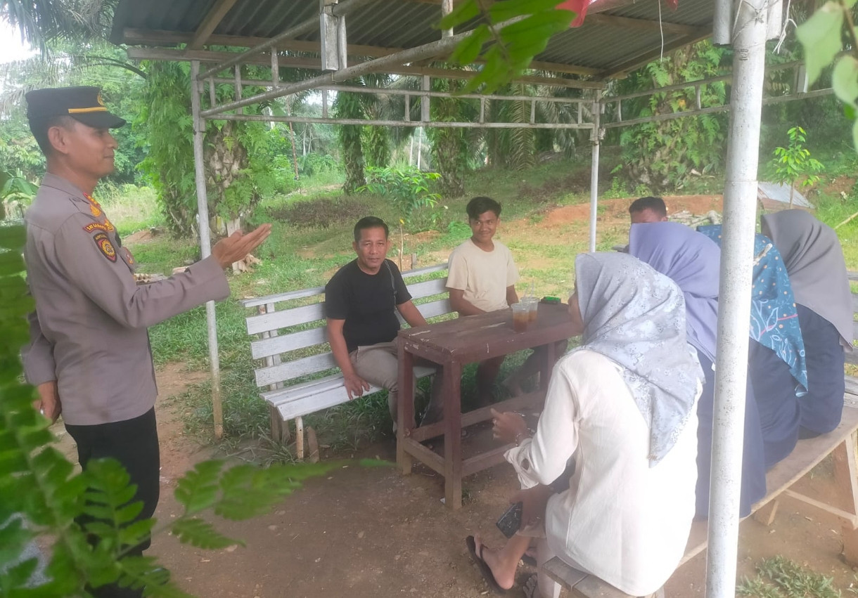 Wujudkan Pilkada Damai,  Kapolsek Tambusai Sosialisasikan Cooling System di Desa Talikumain 
