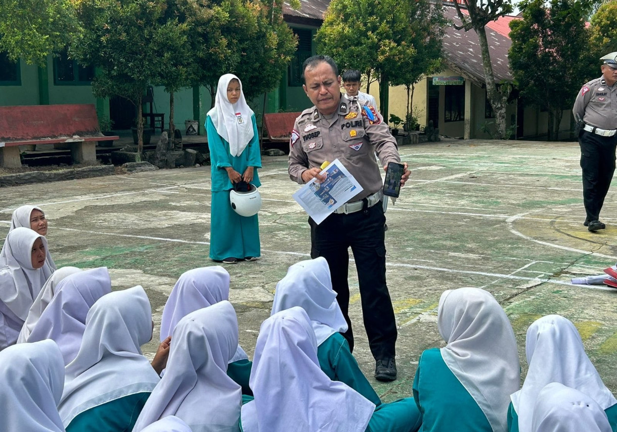 Satlantas Polres Rohul Goes to School dan Cooling System  di SMA Muhammadiyah Rambah