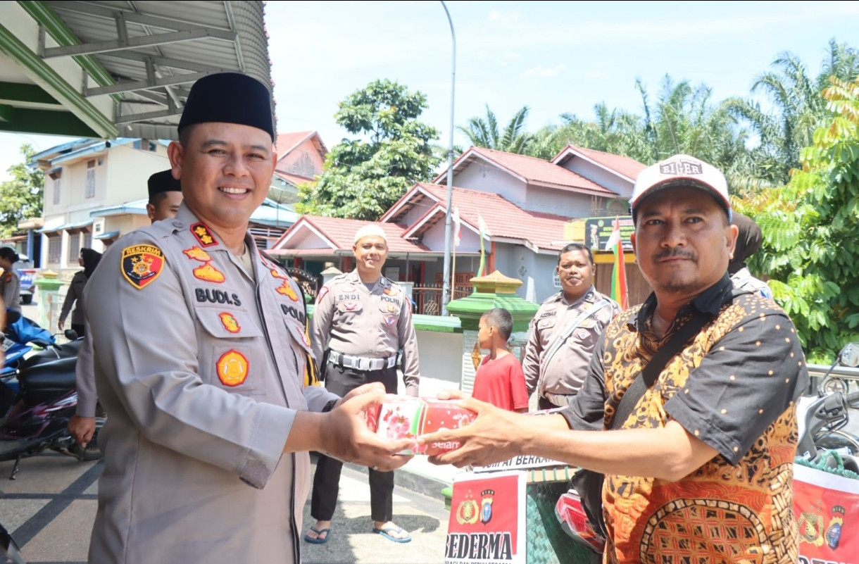 Jumat Berkah dan Cooling System, Kapolres Rohul Bagikan Ratusan Nasi Kotak ke Warga dan Panti Asuhan