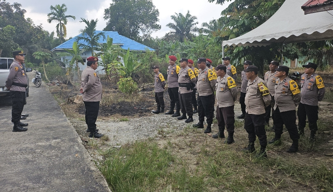 Kapolsek Sungai Mandau Gelar Apel Personel untuk Perkuat Penjagaan Gudang Logistik Pilkada Serentak 2024