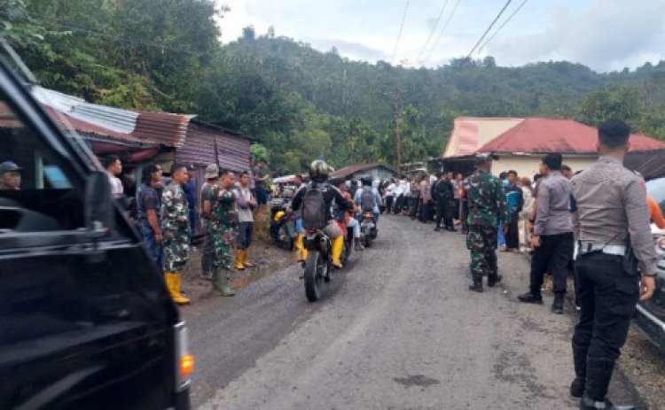 Basarnas Jambi menggunakan sepeda motor trail untuk menjangkau lokasi crash helicopter
