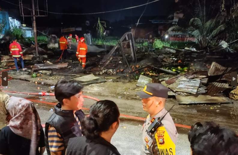Di Malam Idul Adha, 13 Kios Buah di Pasar Pulau Payung Dumai Ludes Terbakar
