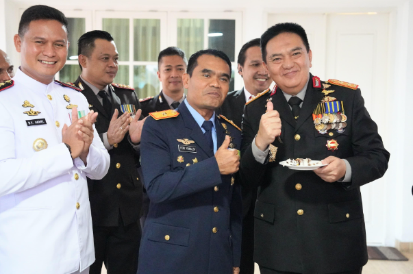 Sinergitas TNI-Polri, Petinggi TNI Riau Beri Kejutan HUT Bhayangkara ke-78 di Kediaman Kapolda