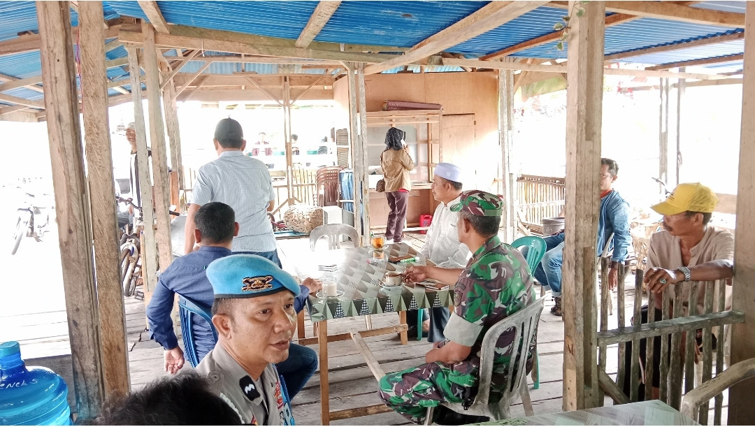 Sinergitas TNI-Polri: Polsek Teluk Belengkong Intensifkan Patroli Sambangi Warga dan Suarakan Kamtibmas Jelang Pilkada
