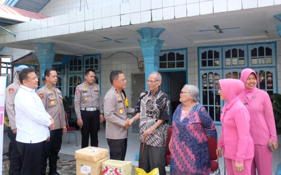 Anjangsana Wakapolda Riau ke Rumah KBP (P) M.S. Marolop Marbun dalam Rangka Hari Bhayangkara ke-78