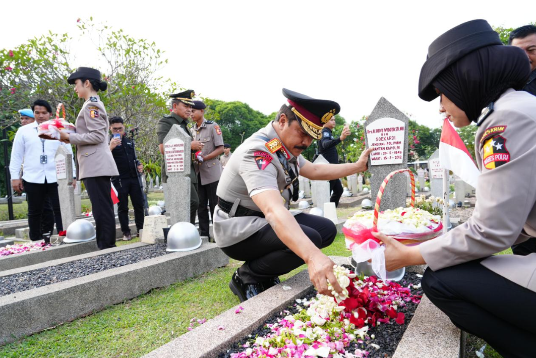 Jelang HUT Bhayangkara Ke-78, Jajaran Mabes Polri Ziarah ke TMP Kalibata